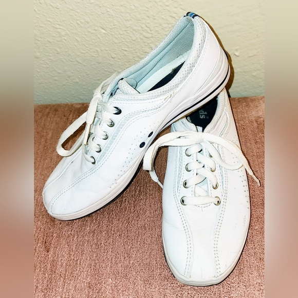 Keds White Leather Structured Low Top Tennis Shoes. These are classic shoes. 8.5 - Picture 7 of 13